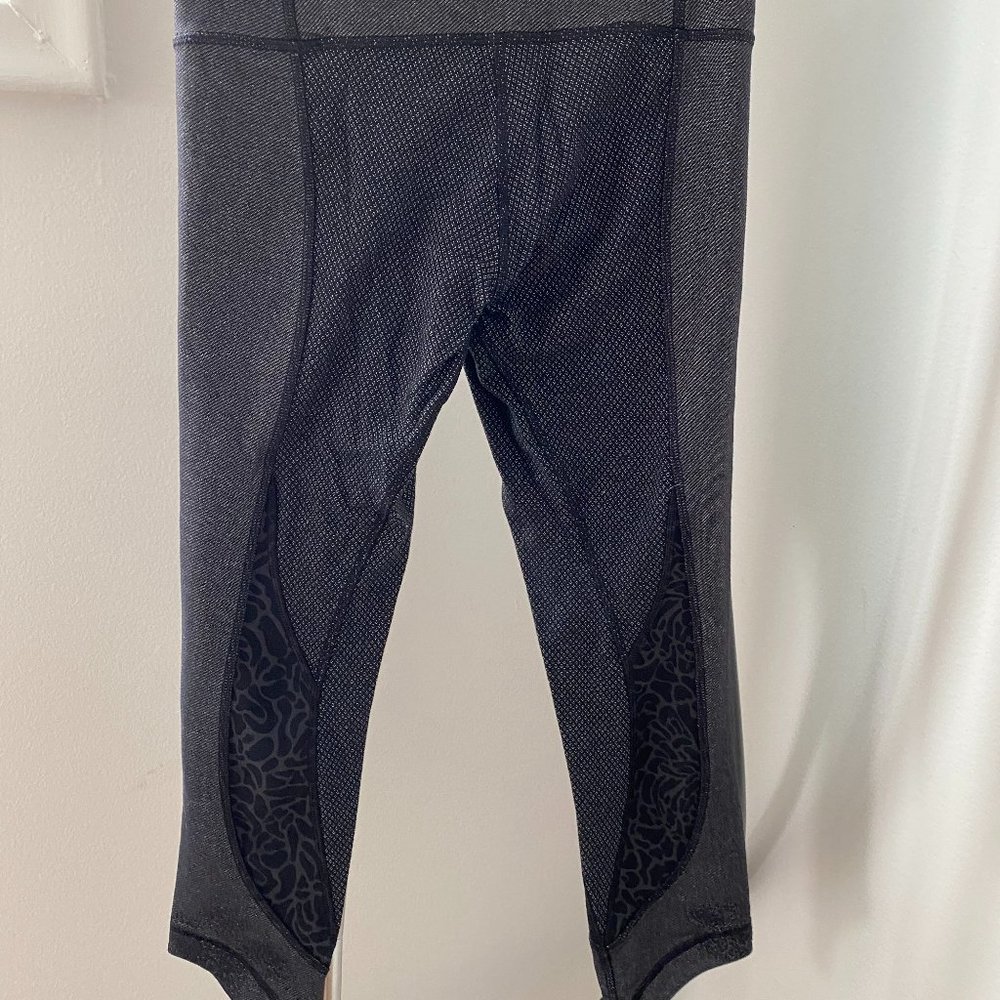 Lululemon Cropped Pattern Leggings, Size 2 - image 1